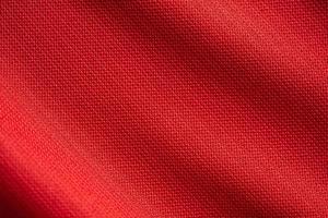 textura de camiseta de fútbol de tela de ropa deportiva roja de cerca foto