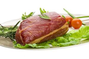 carne de res ahumada en blanco foto