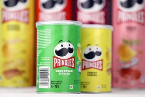 kharkiv, ucrania - 16 de diciembre de 2021 producto pringles con nuevo logotipo. pringles es una marca de papas fritas propiedad de la empresa kellogg foto