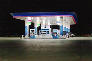 gasolinera de gasolina en la noche foto