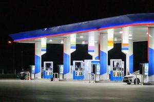 gasolinera de gasolina en la noche foto