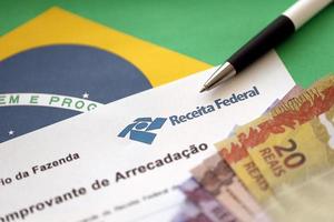 ternopil, ucrania - 20 de mayo de 2022 comprovante de arrecadacao - informe de prueba de recolección con el logotipo federal de la receita brasileña. receita federal es la agencia de servicios de ingresos federales de brasil foto