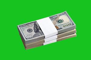 fajo de billetes de dólar estadounidense aislado en verde chroma keyer. paquete de dinero americano con alta resolución en máscara verde perfecta foto