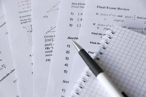 escritura a mano de ecuaciones cuadráticas matemáticas en exámenes, prácticas, cuestionarios o pruebas en clase de matemáticas. resolver el concepto de ecuaciones exponenciales. foto