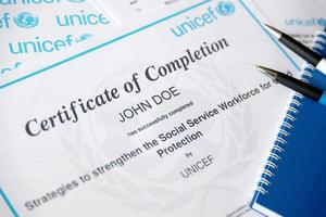 ternopil, ucrania - 2 de mayo de 2022 certificado voluntario de finalización de unicef - programa de las naciones unidas que brinda asistencia humanitaria y de desarrollo a los niños foto