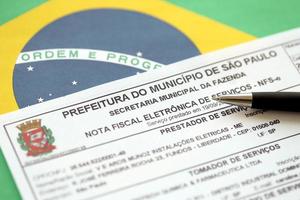 ternopil, ucrania - 20 de mayo de 2022 factura electrónica brasileña por copia de servicios - nfse nota fiscal eletronica de servicos del ayuntamiento de sao paulo, secretario municipal de economía foto