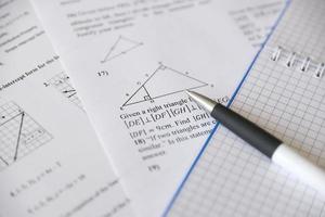 escritura a mano de tareas geométricas en examen, práctica, prueba o prueba en clase de geometría. resolver el concepto de ecuaciones exponenciales. foto