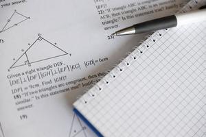 escritura a mano de tareas geométricas en examen, práctica, prueba o prueba en clase de geometría. resolver el concepto de ecuaciones exponenciales. foto