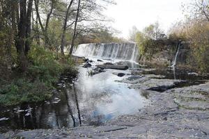 una presa abandonada, una cascada artificial, la presa de la hpp butka, se encuentra río arriba detrás del puente sobre el hirsky tikich foto