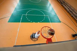 Remolque la foto de un veterano de guerra jugando al baloncesto en un estadio deportivo moderno. el concepto de deporte para personas con discapacidad