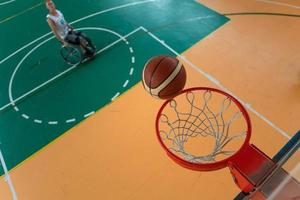 Remolque la foto de un veterano de guerra jugando al baloncesto en un estadio deportivo moderno. el concepto de deporte para personas con discapacidad