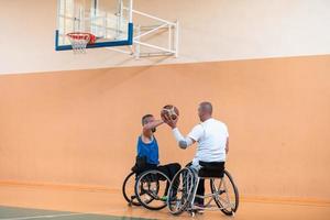 una foto de un veterano de guerra jugando baloncesto con un equipo en un estadio deportivo moderno. el concepto de deporte para personas con discapacidad