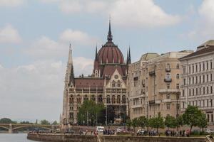 edificio del parlamento de budapest foto