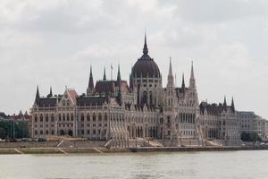 edificio del parlamento de budapest foto