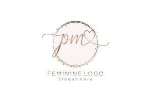 logotipo de escritura a mano pm inicial con plantilla de círculo logotipo vectorial de boda inicial, moda, floral y botánica con plantilla creativa. vector