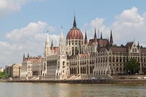 edificio del parlamento de budapest foto