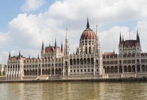 edificio del parlamento de budapest foto