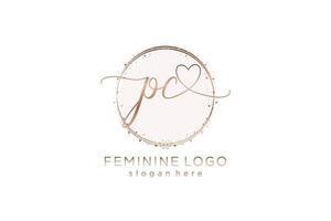 logotipo inicial de escritura a mano de pc con plantilla de círculo logotipo vectorial de boda inicial, moda, floral y botánica con plantilla creativa. vector