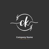 ck ck escritura a mano inicial y diseño de logotipo de firma con círculo. hermoso diseño de logotipo escrito a mano para moda, equipo, boda, logotipo de lujo. vector