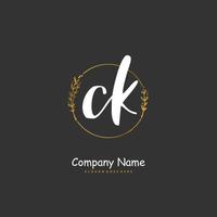 ck ck escritura a mano inicial y diseño de logotipo de firma con círculo. hermoso diseño de logotipo escrito a mano para moda, equipo, boda, logotipo de lujo. vector