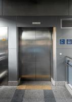el nuevo ascensor de pasajeros. foto