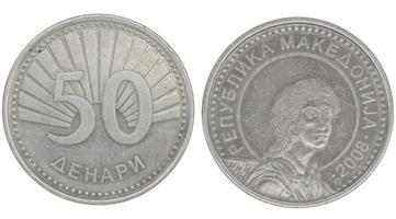 Moneda mkd de 50 denares macedonios con ambos lados sobre fondo blanco aislado foto