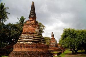 pagoda en el templo wat chaiwattanaram foto