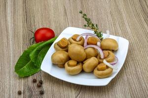 vista del plato de champiñones en escabeche foto