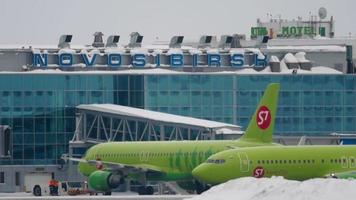 novosibirsk, federación rusa 22 de enero de 2017 - boeing 737 s7 airlines rodando antes de la salida. avistamiento no oficial en el aeropuerto de tolmachevo ovb video