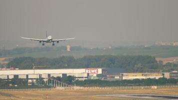 frankfurt am main, deutschland 19. juli 2017 - lufthansa airbus a330 landet auf 07l. fraport, frankfurt, deutschland video