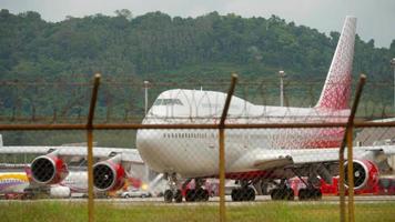 phuket, tailandia 26 de noviembre de 2017 - boeing 747 de rossiya en la calle de rodaje en el aeropuerto de phuket, vista a través de la valla. concepto de turismo y viajes video