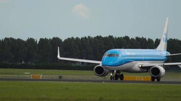 amsterdam, países bajos 24 de julio de 2017 - embraer e190std, ph ezh de klm airlines acelera y despega en el aeropuerto de schiphol, amsterdam. concepto de turismo y viajes video