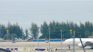 phuket, thailand 28. november 2017 - boeing 777 von nordwind wide body charter aircraft rolling at phuket airport. tourismus- und reisekonzept video