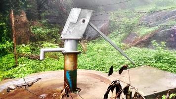 bomba de mano utilizada especialmente en el pueblo rural. es muy barato y la mejor máquina para cumplir con el agua doméstica foto