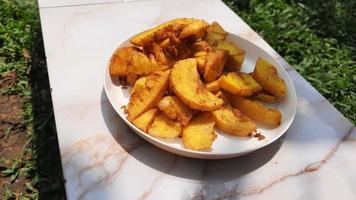 yuca frita en un plato blanco, un bocadillo de indonesia hecho de yuca foto