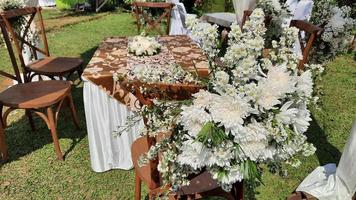 decoración de la ceremonia de la boda con un tema al aire libre en bogor, indonesia foto