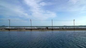 table à manger près de la piscine avec fond de mer video