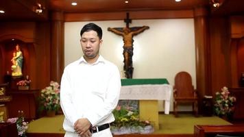 hombre asiático con barba y camisa cristiana video