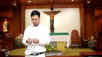 barba de homem asiático vestindo com camisa christian video