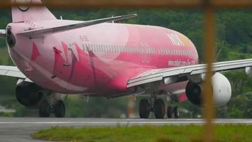 phuket, thailand december 5, 2016 - nok luft boeing 737 hs dbe som heter flamingo accelerera innan avresa, långsam rörelse video