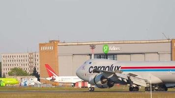 novosibirsk, federación rusa 10 de junio de 2020 - cargolux boeing 747, lx vcd se ralentiza después del aterrizaje. aeropuerto de tolmachevo, novosibirsk video