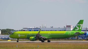 novosibirsk, federación rusa 17 de junio de 2020 - s7 airlines airbus a321 vp bpc acelerar antes de la salida. aeropuerto de tolmachevo, novosibirsk. video