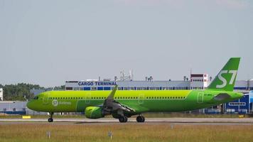 nowosibirsk, russische föderation 17. juni 2020 - s7 airlines airbus a321 vp bpc beschleunigen vor dem abflug. tolmachevo flughafen, nowosibirsk. video