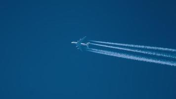 rastros no céu azul. avião voando alto. video