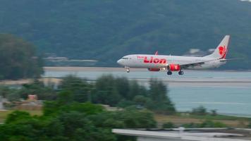 Phuket, Thaïlande 4 décembre 2016 - thai lion boeing 737 approche avant d'atterrir à l'aéroport de phuket tôt le matin video