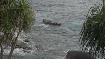 ondas turquesa rolaram nas rochas, praia da ilha de koh miang, ilhas similan, câmera lenta video