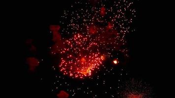 vuurwerk flitst in de nachtelijke hemel. video