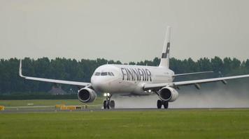 amsterdam, países bajos 24 de julio de 2017 - airbus a321 231, oh lzm de despegue de finnair en el aeropuerto de amsterdam. concepto de turismo y viajes video