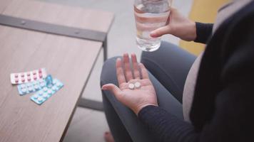 junge schwangere frau, die zu hause medikamente einnimmt. video