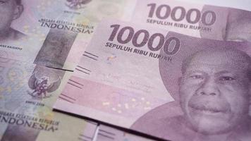 mano conteggio 10000 e 50000 rupia i soldi. rupia è Indonesia ufficiale moneta per pagamento. video